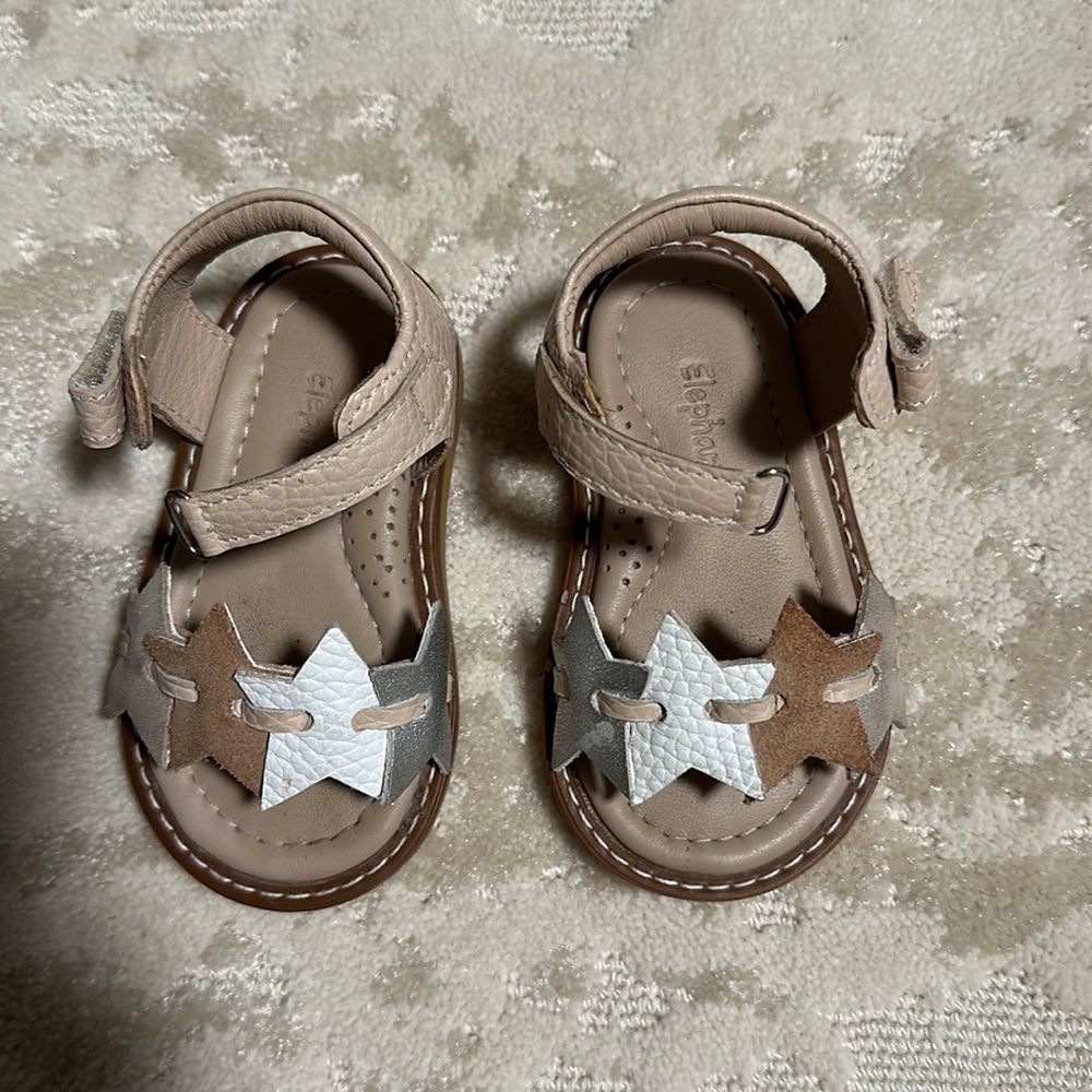 VGUC size 4 Elephantito shoes